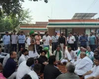 मेरठ: सेंट्रल मार्केट के व्यापारियों का कलेक्ट्रेट पर हल्ला बोल, समस्याओं के समाधान के लिए दिया धरना