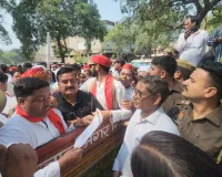 गाजियाबाद: बढ़े हुए हाउस टैक्स के विरोध में समाजवादी पार्टी का हल्ला बोल, कटोरा लेकर मांगी भीख