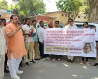 मेरठ में नगर निगम सफाई कर्मचारी संघ ने घेरा कलेक्ट्रेट, दलित महिला की मौत के मामले में न्याय की मांग