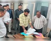 शामली में जिलाधिकारी ने किया नगर पालिका का औचक निरीक्षण, विकास कार्यों की फाइलें खंगाली 