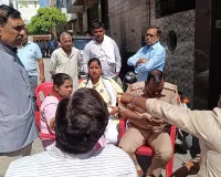 मुजफ्फरनगर: साकेत कॉलोनी में हाईवोल्टेज ड्रामा; ससुराल की दहलीज पर धरने पर बैठी विवाहिता, पति को सता रहा 'ड्रम कांड' का डर