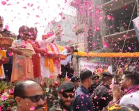 होली के रंग में दिखे योगी आदित्यनाथ, चश्मा लगाकर नृसिंह शोभायात्रा में शामिल हुए, दिया सनातन धर्म का बड़ा संदेश