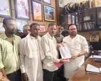 मुजफ्फरनगरः माध्यमिक शिक्षणेत्तर कर्मचारियों ने उठाई कैशलेस इलाज की मांग, कैबिनेट मंत्री को सौंपा ज्ञापन