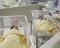 महाराष्ट्र: 200 सालों में पहली बार जन्मी बेटी, परिवार ने रथ में बिठाकर किया स्वागत