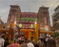 जन्माष्टमी पर भक्ति में डूबा नोएडा का इस्कॉन मंदिर, विदेशों से मंगाए गए कई टन फूलों से हुआ भव्य श्रृंगार