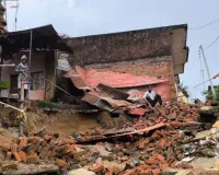 मुजफ्फरनगर: शुकतीर्थ में नाले के तेज बहाव से ढहा मकान, रसोई-शौचालय मलबे में तब्दील, बाल-बाल बचे दो परिवार