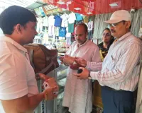 मुजफ्फरनगर: स्वादिष्ट समोसे में कीड़े, खालापार में बेकरी पर खाद्य सुरक्षा विभाग का छापा, जांच के लिए भेजा सैंपल 