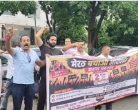 मेरठ में मूसलाधार बारिश के बीच व्यापारियों का महाघेराव! सेंट्रल मार्केट विवाद पर गरजे प्रदर्शनकारी, शहर के कई बाजारों में बंद बेअसर