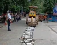 बिजनौर में ‘पटाखा गैंग’ पर यातायात पुलिस का बुलडोजर एक्शन: अवैध मॉडिफाइड साइलेंसरों को सड़क पर बिछाकर कुचला, बाइकर्स में मचा हड़कंप