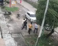 हापुड़ में सरेराह छात्र पर बरसे थप्पड़, हिस्ट्रीशीटर की गुंडागर्दी CCTV में कैद; वीडियो वायरल