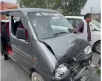 हापुड़ के गढ़मुक्तेश्वर हाईवे पर रफ्तार का कहर, चार कारें आपस में भिड़ीं; कई लोग घायल, मची अफरातफरी