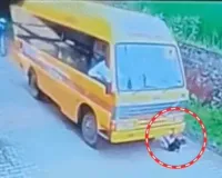 मेरठ में मां-बहन के सामने 3 साल के मासूम को कुचल गई स्कूल बस, तड़पकर मौत; शव थाने के बाहर रखकर लगाया जाम