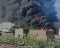 हापुड़ की फैक्ट्री में भीषण अग्निकांड! शेड नंबर-3 में धधकी आग, 3 कर्मचारी झुलसे; दमकल की 4 गाड़ियों ने पाया काबू