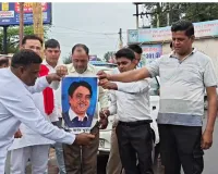 मलूक नागर के बयान पर मुजफ्फरनगर में बवाल! सपा-पाल समाज ने फूंका पोस्टर, जूते-चप्पलों से पीटकर जताया विरोध