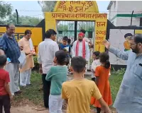 शामली में बंद स्कूल के बाहर सपाइयों की हुंकार! ‘पाठशाला पुकारे’ अभियान में बच्चों को बांटी किताबें-पेंसिल, सरकार पर निशाना