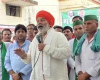 हाथरस में धरने पर बैठे किसानों के बीच पहुंचे राकेश टिकैत, सरकार को घेरा