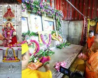 श्रीकृष्ण जन्माष्टमी पर मथुरा पहुंचे सीएम योगी आदित्यनाथ, चांदी से सजे गर्भगृह में की विशेष पूजा