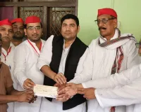 ग्रेटर नोएडा में हल्दौनी हत्याकांड: अखिलेश यादव ने पीड़ित परिवार को भेजी एक लाख रुपये की मदद, सपा नेताओं ने घर जाकर सौंपा चेक