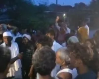 बांदा के पपरेन्दा गांव में बाढ़ से बिगड़े हालात, घरों में चूल्हे न जलने से भूखे-प्यासे ग्रामीणों ने लगाया जाम