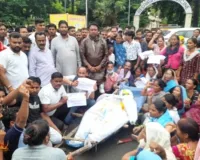 झांसी मेडिकल कॉलेज में 700 आउटसोर्स कर्मचारी हड़ताल पर, अर्थी निकालकर किया अनोखा प्रदर्शन