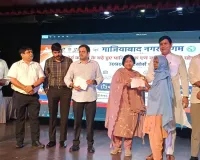 गाजियाबाद में 77 निर्माण श्रमिकों को मिला 21.07 लाख रुपये का लाभ, महापौर ने वितरित किए चेक