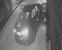बुलंदशहर में बड़ा हादसा टला, सड़क पर अचानक आया कुत्ता, 80 की रफ्तार में पोल से टकराई बेकाबू कार: चार लोग घायल