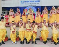 मुजफ्फरनगरः द. एसडी पब्लिक स्कूल में जन्माष्टमी की धूम, राधा-कृष्ण के रूप में सजे नन्हे-मुन्नों ने मोहा मन