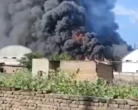 हापुड़ की सुख स्टील फैक्ट्री में भीषण आग, कई किमी दूर तक दिखीं लपटें; 3 कर्मचारी मामूली झुलसे
