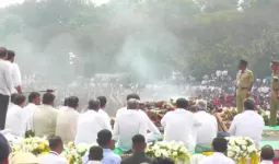 बारामती: अजित पवार पंचतत्व में विलीन, राजकीय सम्मान के साथ हुआ अंतिम संस्कार