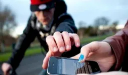 नोएडा में दो अलग घटनाओं में चोरी: कार से iPhone और युवती का मोबाइल फोन छीना गया