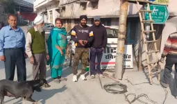 सहारनपुर: गिल कॉलोनी में जर्जर बिजली खंभा, लोग हादसे की आशंका से परेशान