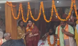 कन्नौज: अपर्णा यादव ने ब्रह्मलीन देव शरण नंद महाराज की मूर्ति का किया अनावरण