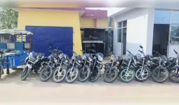 मुजफ्फरनगर में 'मुर्गों की लड़ाई' के 'फड़' पर पुलिस का छापा: सट्टेबाजों में मची भगदड़, 11 बाइक और ई-रिक्शा छोड़कर भागे आरोपी