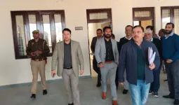 शामली में प्रशासनिक कसावट: आयुक्त डॉ. रुपेश कुमार ने किया तहसील और कलेक्ट्रेट का औचक निरीक्षण, फाइलों के रखरखाव पर दिया जोर