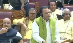 यूपी विधानसभा: मंत्री नरेंद्र कश्यप को स्पीकर की सख्त फटकार, बोले- "बैठ जाइए, वरना माइक बंद करवा दूंगा"