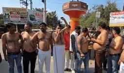 यूपी में ‘घूसखोर पंडत’ विवाद तेज, ब्राह्मणों का अर्धनग्न प्रदर्शन; अपर्णा बोलीं– ठीक नहीं, शहाबुद्दीन ने बैन की मांग की