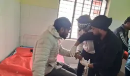 मुजफ्फरनगर सड़क हादसा: मां की मौत, बेटा घायल, तेज रफ्तार कार ने बाइक को टक्कर मारी