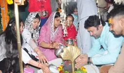 शामली: महाशिवरात्रि पर शिवभक्तों ने शहर के मंदिरों में जलाभिषेक कर परिवार की सुख-शांति की कामना की