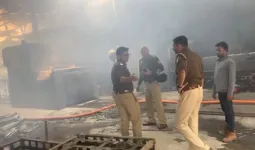 गाजियाबाद: औद्योगिक साहिबाबाद की दो फैक्ट्रियों में लगी आग, 10 दमकल गाड़ियों की मदद से पाया गया काबू