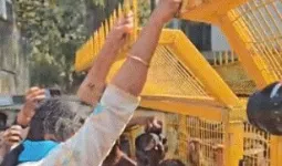 लखनऊ में बवाल: पल्लवी के बाल पकड़कर पुलिस ने गाड़ी में ठूसा, विधानसभा कूच के दौरान जबरदस्त झड़प