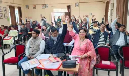 टीईटी फैसले के बाद शामली में शिक्षक संगठनों ने सरकार की नीतियों के खिलाफ किया विरोध प्रदर्शन