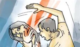 नोएडा में घर खर्च के लिए पैसे मांगने पर महिला के साथ पति, सास व ननद ने की मारपीट