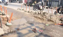 शामली: नगर पालिका की मुख्य पाइपलाइन लीकेज से जलापूर्ति बाधित