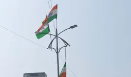 शामली: भिक्की मोड़ पर झुके व उल्टे लटकते तिरंगे, नगर पालिका पर लापरवाही का आरोप