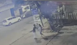 सुनसान सड़क पर हैवानियत! 15 मिनट तक युवती को घसीटता रहा युवक