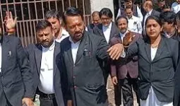 वकील की हत्या के विरोध में अधिवक्ताओं की हड़ताल से न्यायालय का कामकाज ठप, एडवोकेट प्रोटेक्शन एक्ट की मांग तेज