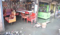 शामली के विजय चौक पर नाला चोक, दुकानों में भरा गंदा पानी; नगर पालिका के खिलाफ प्रदर्शन