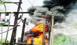 नोएडा में बिजली का ट्रांसफर फटा , गर्म तेल से दो लोग गंभीर रूप से झुलसे 