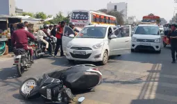 शामली बुढाना रोड पर कार ने स्कूटी को टक्कर मारी, ट्रैफिक जाम हुआ