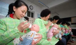 घटते जन्मदर से घबराया चीन, महिलाओं को ज्यादा बच्चे पैदा करने के लिए कर रहा प्रोत्साहित: रिपोर्ट